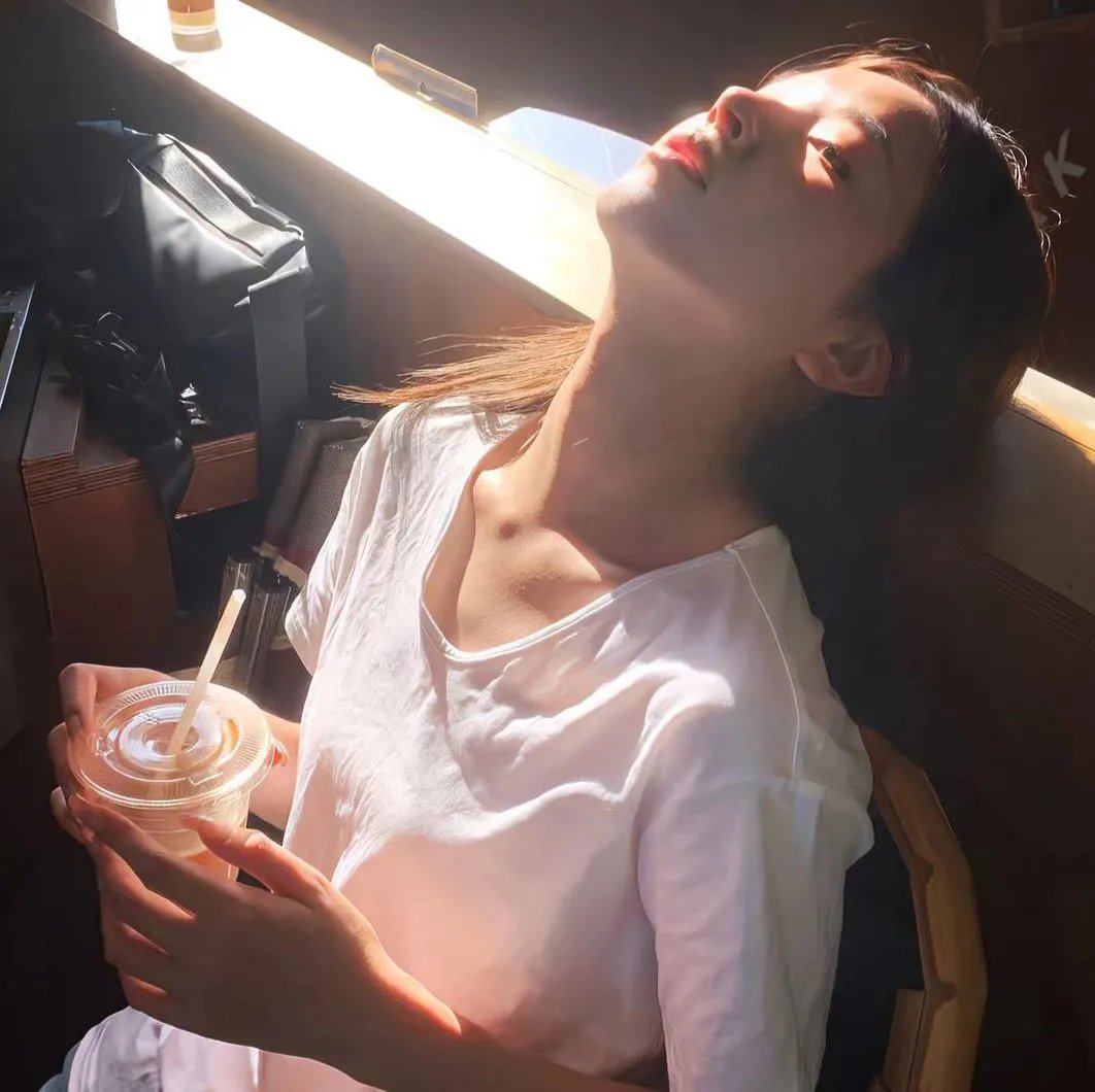 趁懵懂女帝被退婚，拐走做老婆